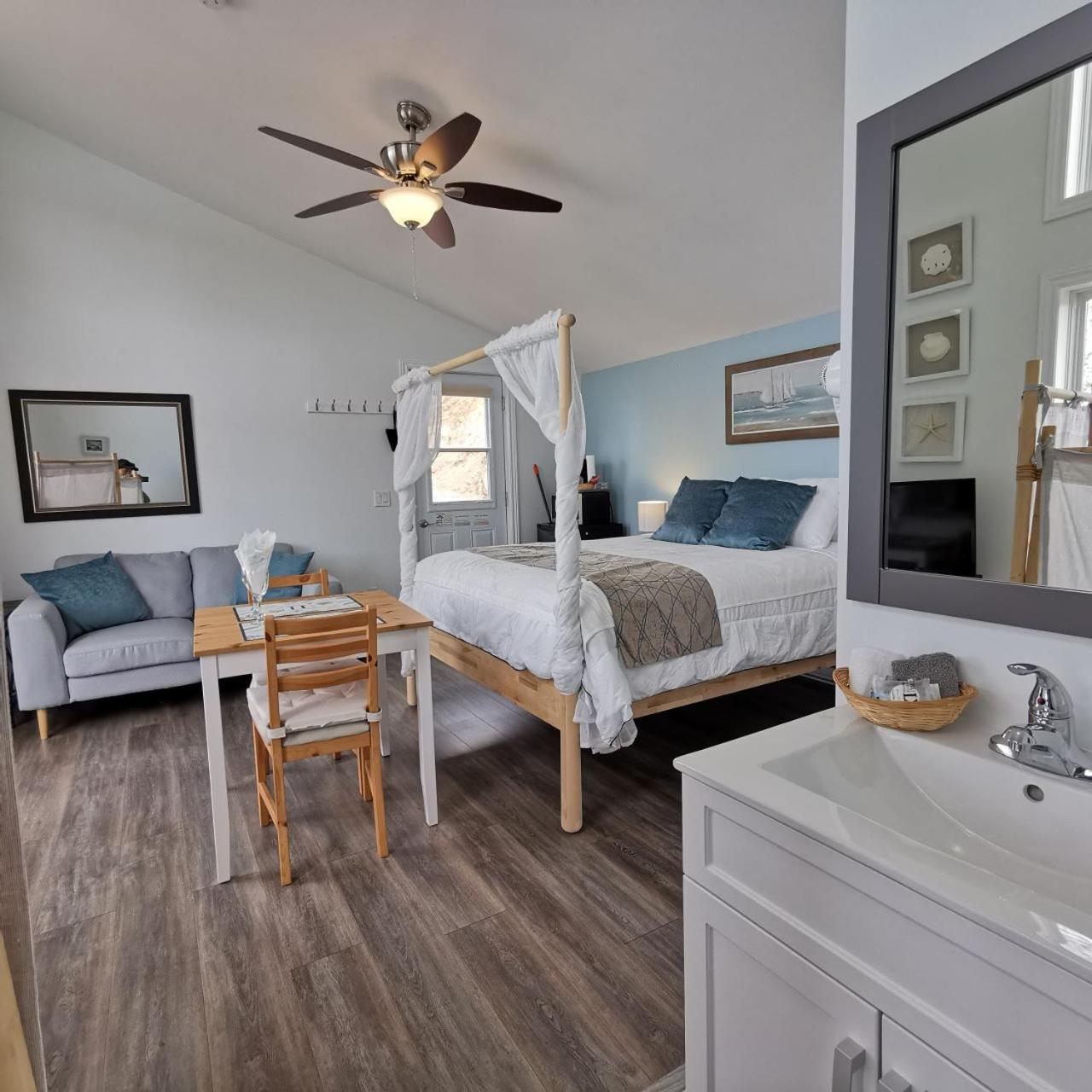 Knotty Pine Ocean Front Suite - Adults Only Інґоніш Номер фото
